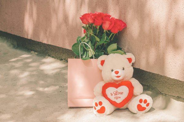 Découvrez l'ours en roses : un cadeau qui touche le cœur